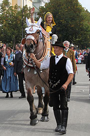 Stefanie Krätz als "Münchner Kindl" führt den Trachten- und Schützenzug auf "Schorschi" an. (Foto: Martin Schmitz)